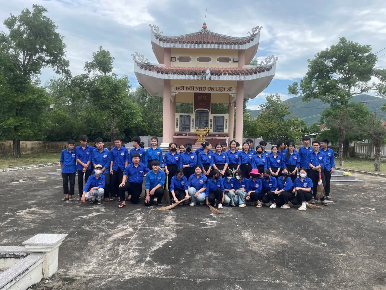 TUỔI TRẺ XUÂN AN THAM GIA TU TẢO NGHĨA TRANG LIỆT SĨ NHÂN KỶ NIỆM 79 NĂM NGÀY THƯƠNG BINH - LIỆT SĨ (27/7/1947 – 27/7/2026)